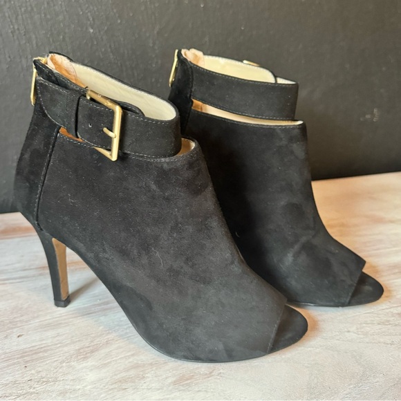 ADRIENNE VITTADINI black suede peep toe. Gold hardware. Size 7. 4” heel. - Picture 2 of 4